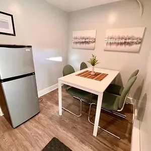  Guest house Newly Renovated Studio, Separate Entrance Canada